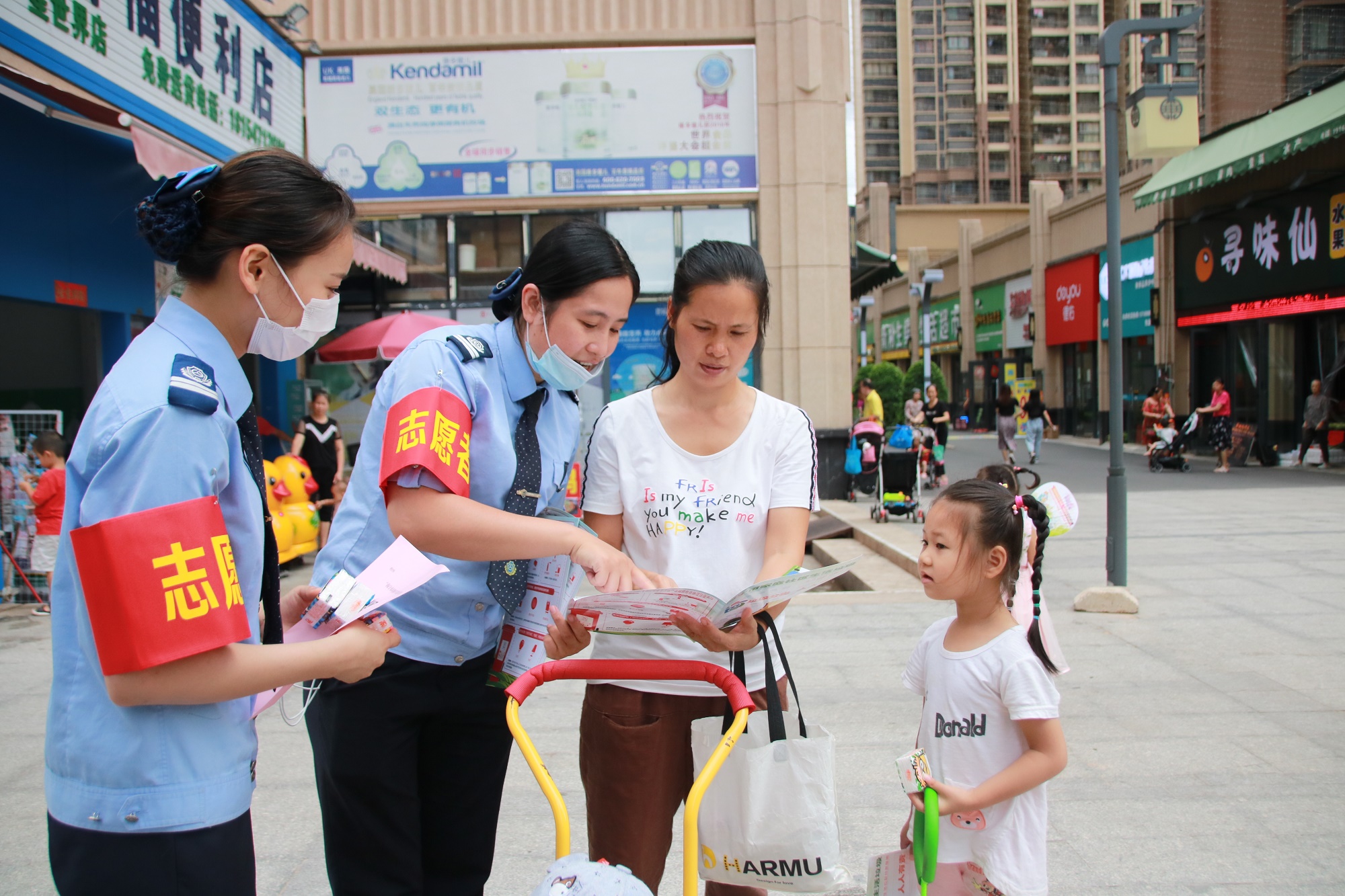 6月18日，路橋公司志愿者在“共創(chuàng)文明城、志愿我先行”活動中向過往市民宣傳生活垃圾分類知識.JPG