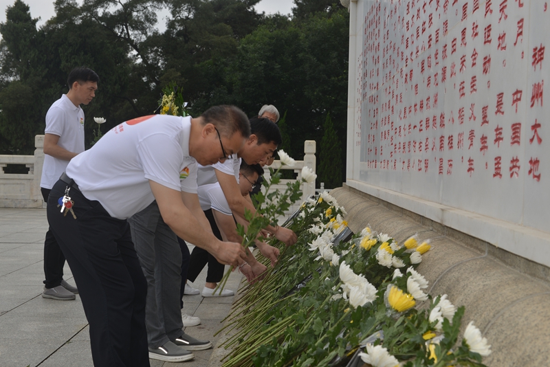 西部公司黨支部黨員向革命先烈敬獻鮮花花圈_副本.jpg